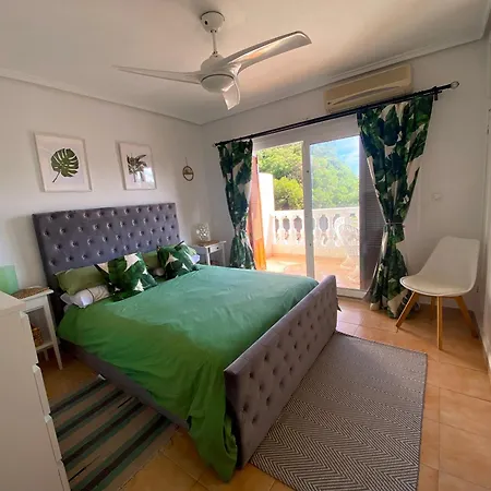 House For Up To 6 Guests With Pool Punta Prima Hébergement de vacances *